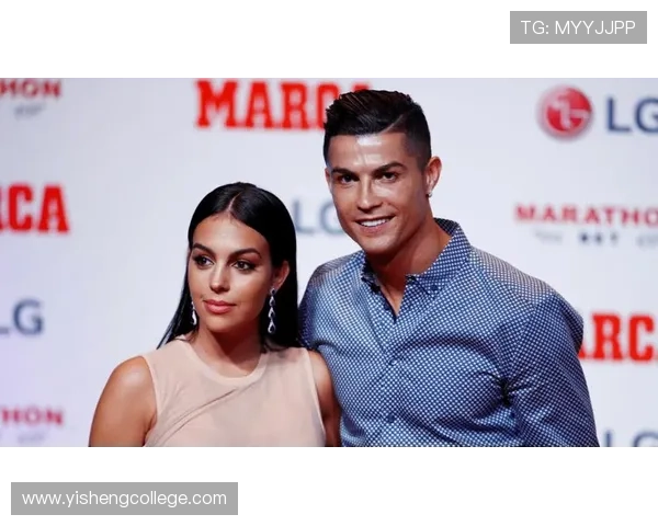 全球足球明星与伴侣的甜蜜瞬间大集合