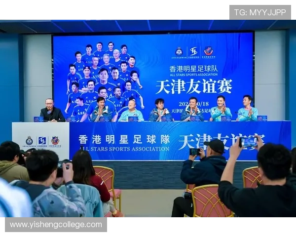 在繁华大街上我化身足球明星尽情展现梦想与激情 在繁华大街上我化身足球明星尽情展现梦想与激情