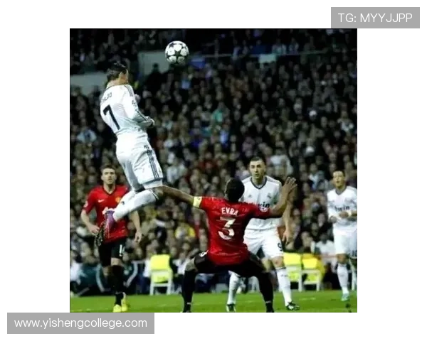 足球明星与路人亲密互动瞬间的精彩瞬间分享 足球明星与路人亲密互动瞬间的精彩瞬间分享