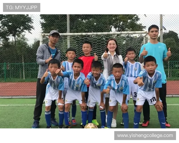 绿茵场上的梦想与荣耀足球明星的偶像人生与成长故事 绿茵场上的梦想与荣耀足球明星的偶像人生与成长故事