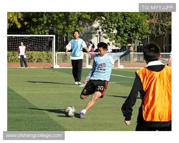 足球明星双手碰拳展现团结精神激励年轻球员追逐梦想 足球明星双手碰拳展现团结精神激励年轻球员追逐梦想