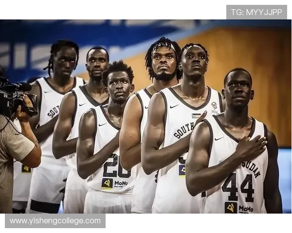 重庆篮球队在世界杯中的强劲表现与团队精神分析